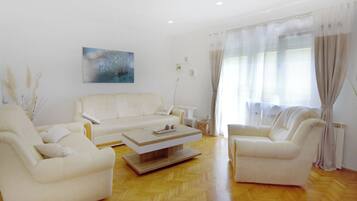 Apartment, 3 Bedrooms, Patio, Garden View | Living room