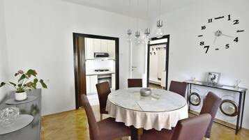 Apartment, 3 Bedrooms, Patio, Garden View | Dining room