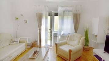 Apartment, 3 Bedrooms, Patio, Garden View | Living room