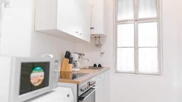 Fridge, oven, stovetop, coffee/tea maker