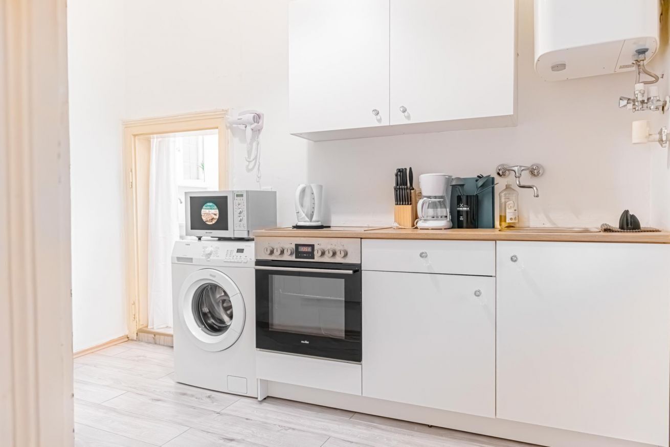 Kühlschrank, Ofen, Herdplatte, Wasserkocher mit Kaffee-/Teezubehör