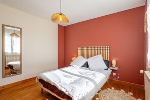 Tabla de planchar con plancha, wifi y ropa de cama 