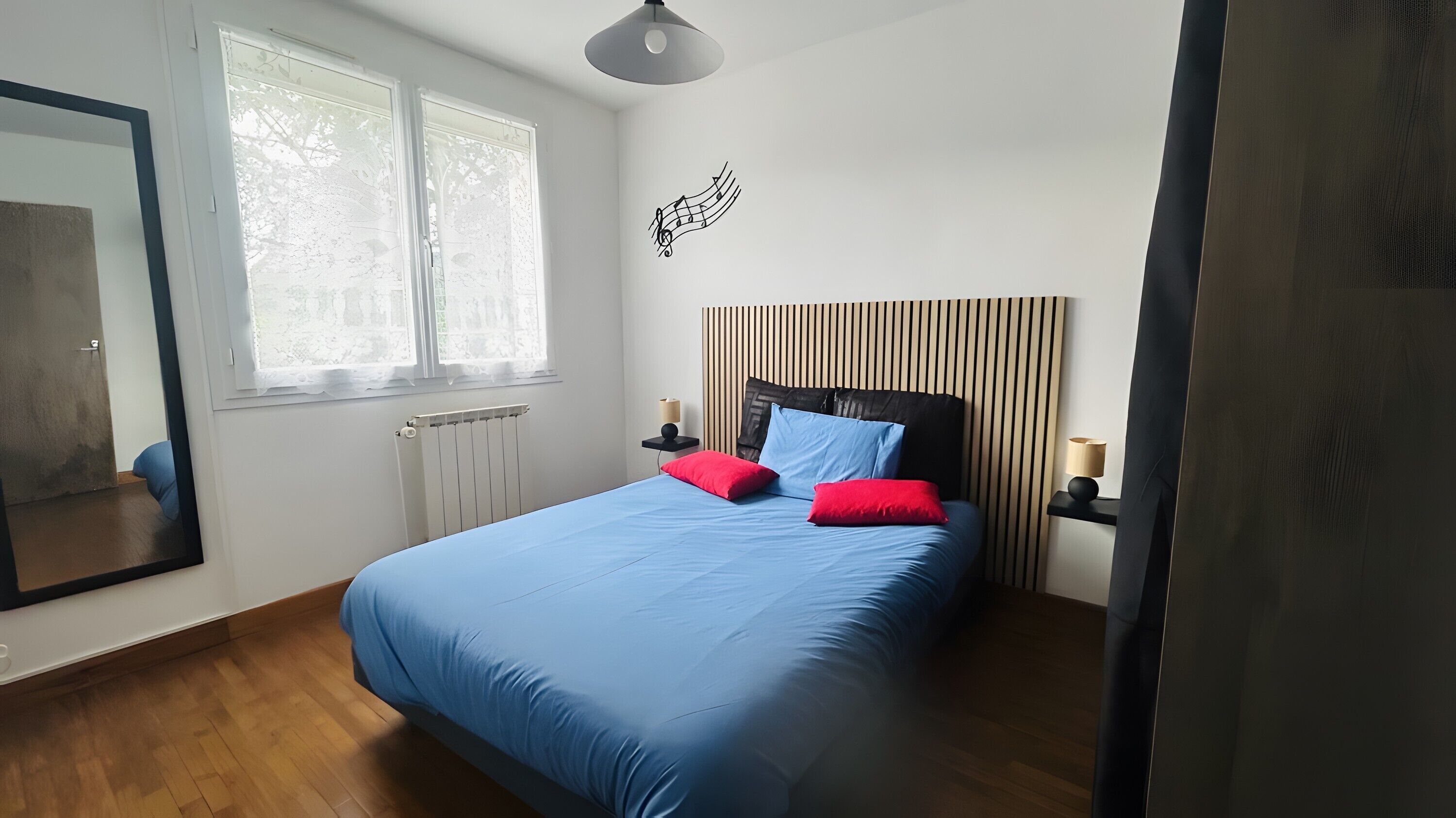 Een strijkplank/strijkijzer, wifi, beddengoed