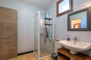 Ducha, artículos de tocador gratuitos, secador de pelo, toallas