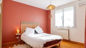 Tabla de planchar con plancha, wifi y ropa de cama