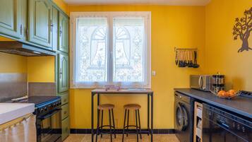 Køleskab, mikrobølgeovn, ovn, kogeplade