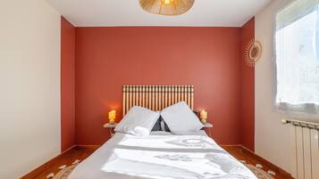 Iron/ironing board, WiFi, bed sheets