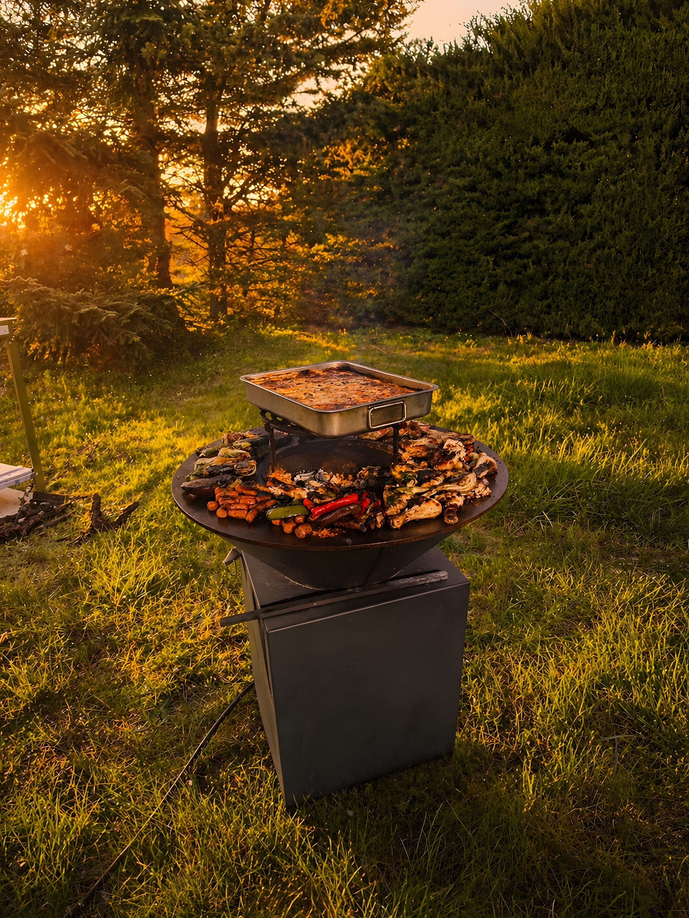 Ein Grill im Freien mit Essen, umgeben von Gras und Bäumen.