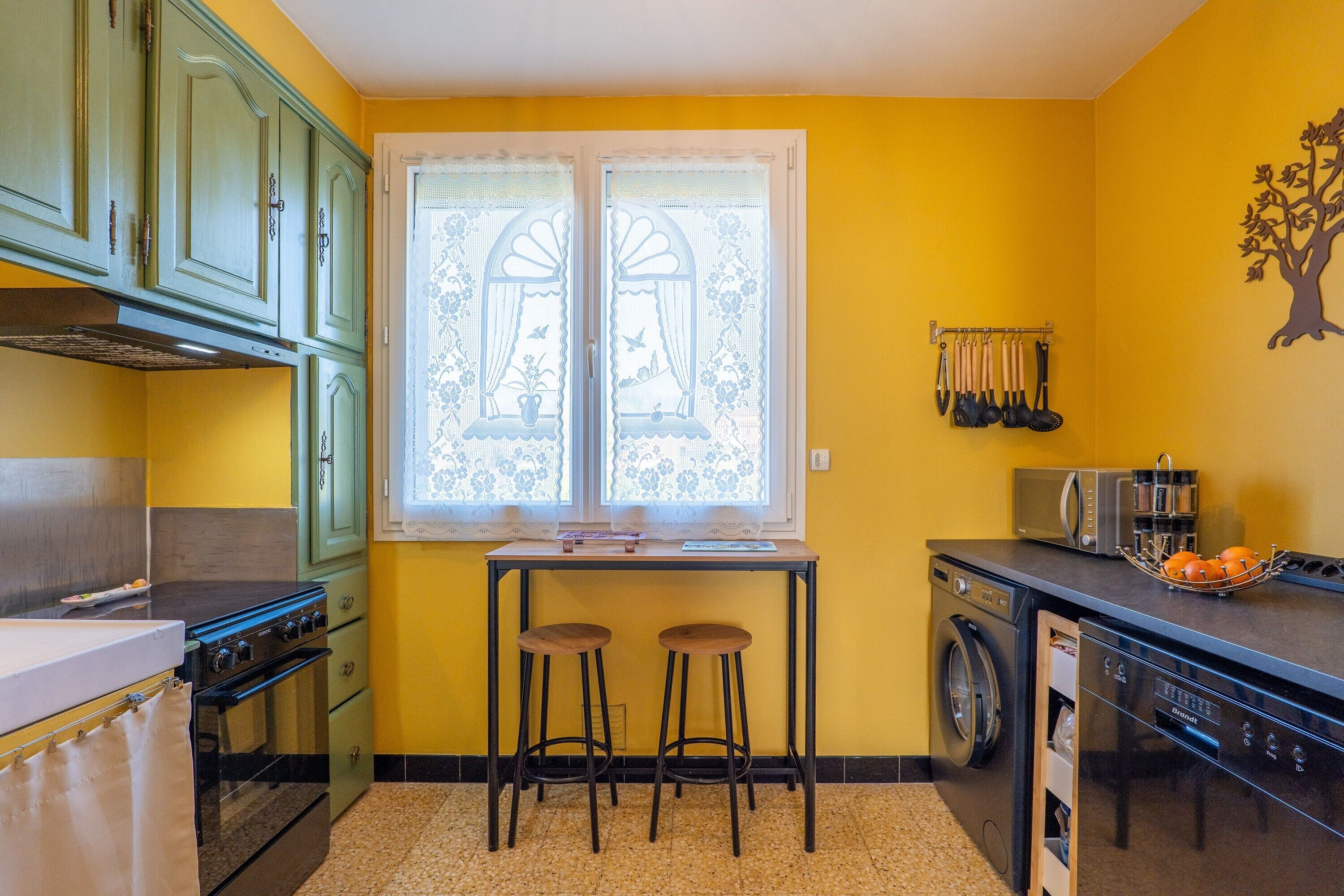 Geladeira, micro-ondas, fogão, cooktop