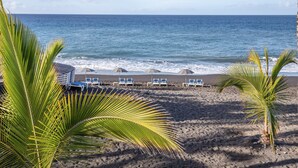 A beach with palm trees, a sandy shore, and a row of beach chairs. - Apartment 'Playa Delphin 403' with Sea View, Balcony and Wi-Fi (Puerto de Naos)