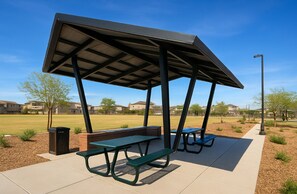 Outdoor dining - BRAND NEW Comfy Guest House in a Great Location (Henderson)