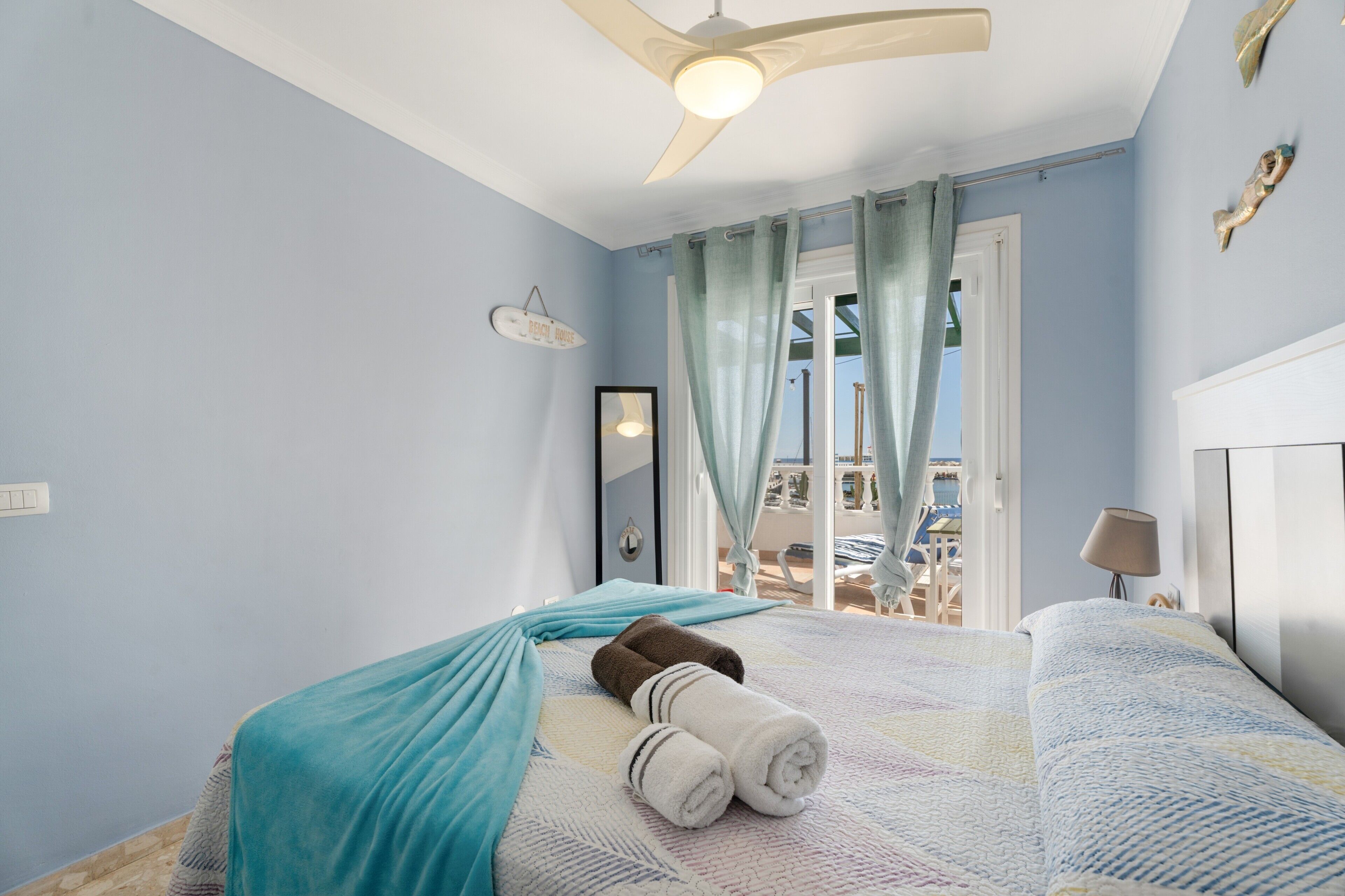 Tabla de planchar con plancha, wifi, ropa de cama