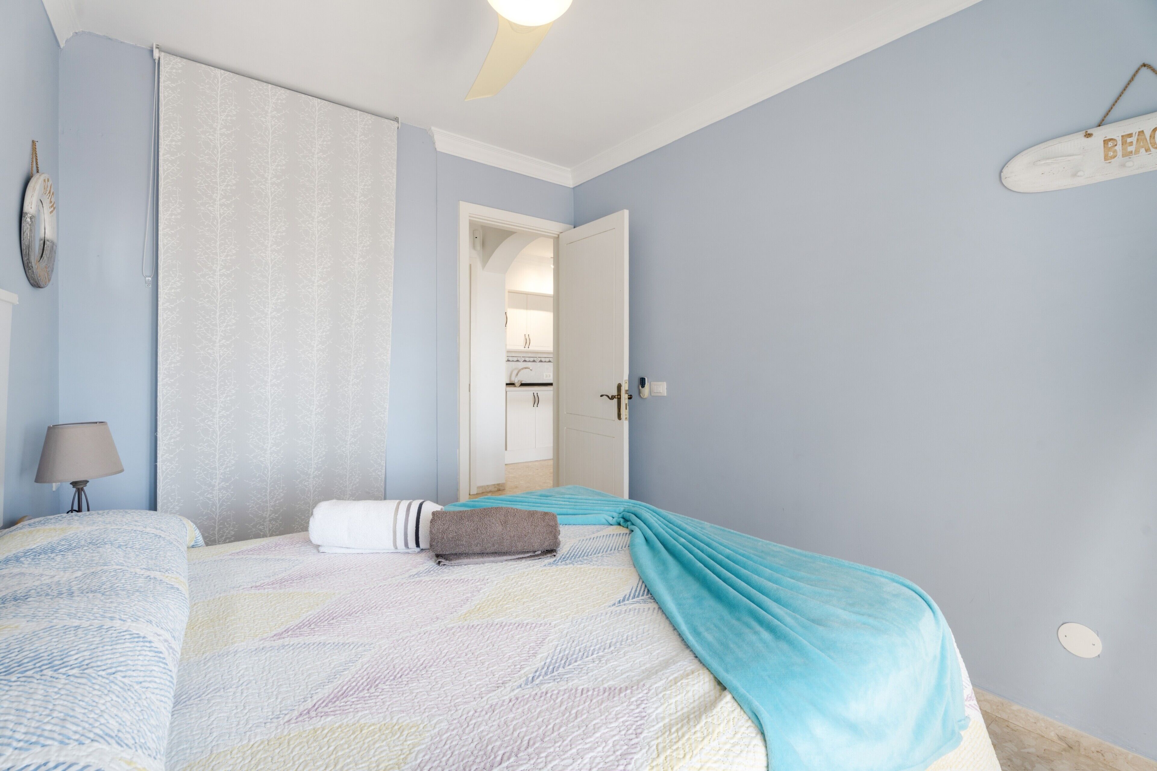 Tabla de planchar con plancha, wifi, ropa de cama