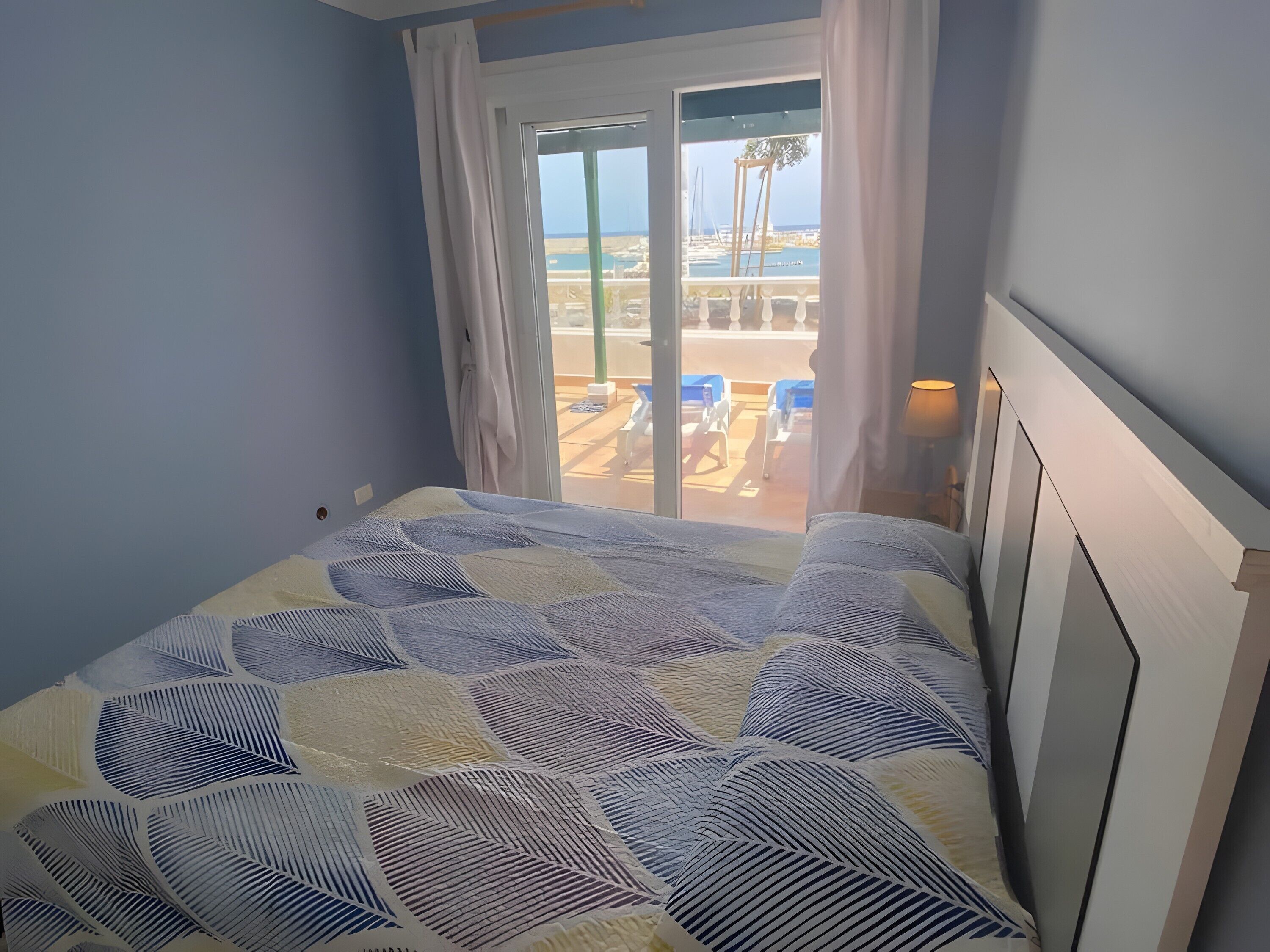 Een strijkplank/strijkijzer, wifi, beddengoed