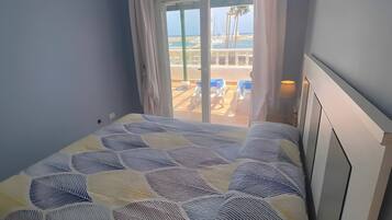 Tabla de planchar con plancha, wifi, ropa de cama