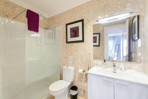Een douche, een haardroger, handdoeken