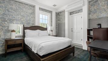 Desk, iron/ironing board, WiFi, bed sheets