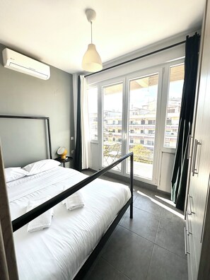 Standard-huoneisto, kaupunkinäköala | Tallelokero huoneessa, kannettavalle tietokoneelle sopiva työtila