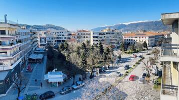 Superior-Apartment, Stadtblick | Zimmersafe, laptopgeeigneter Arbeitsplatz, kostenloses WLAN