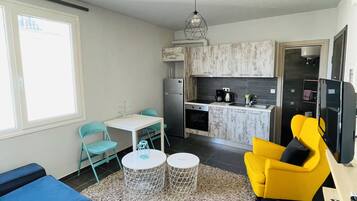 Superior-Apartment, Stadtblick | Wohnbereich