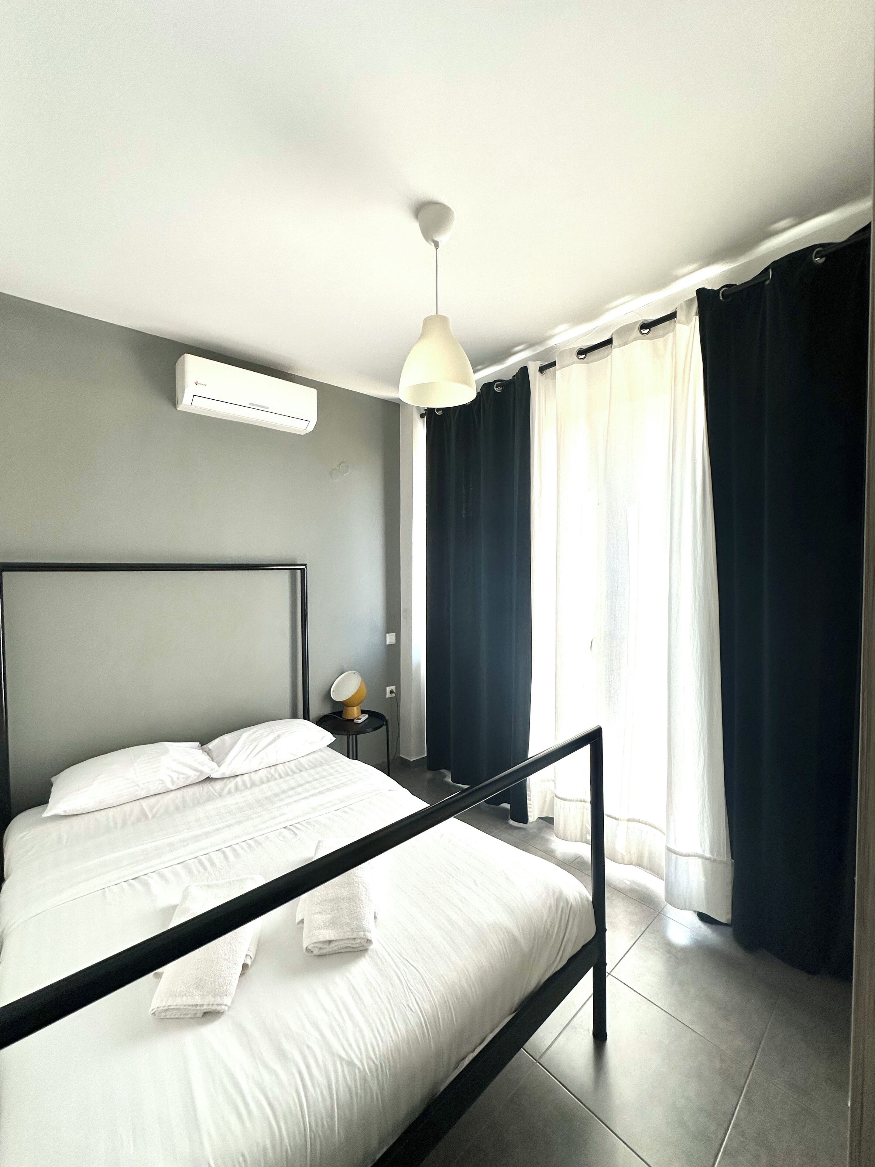 Apartamento standard, vista para a cidade | Cofres nos quartos, espaço de trabalho para notebook, Wi-Fi de cortesia