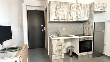 Appartamento Standard, vista città | Cucina privata | Frigorifero con congelatore, forno, piano cottura