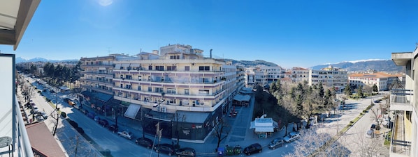 Superior-huoneisto, kaupunkinäköala | Tallelokero huoneessa, kannettavalle tietokoneelle sopiva työtila