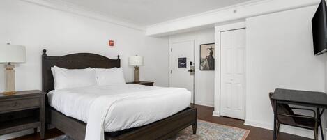 Een strijkplank/strijkijzer, wifi, beddengoed