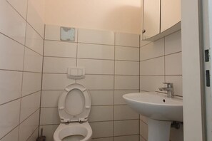 Shower, hair dryer, towels, soap - Neat 1BR Apt. Simmering - Ideal for Longstays (Vienna)