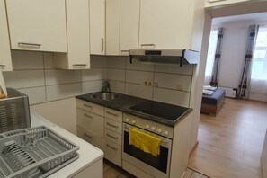 Fridge, microwave, oven, stovetop - Neat 1BR Apt. Simmering - Ideal for Longstays (Vienna)