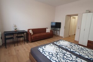 Living area - Neat 1BR Apt. Simmering - Ideal for Longstays (Vienna)