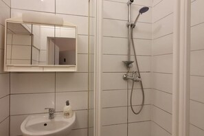 Shower, hair dryer, towels, soap - Quaint 1BR in Simmering -Well-suited for Longstays (Vienna)