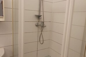 Shower, hair dryer, towels, soap - Quaint 1BR in Simmering -Well-suited for Longstays (Vienna)