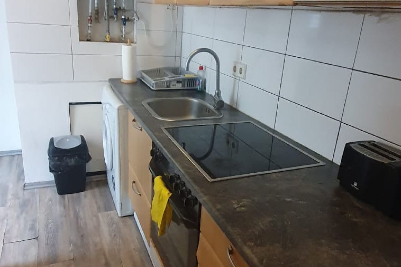 Kühlschrank, Ofen, Herdplatte, Wasserkocher mit Kaffee-/Teezubehör