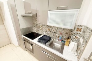 Réfrigérateur, four, plaque de cuisson, cafetière/bouilloire