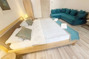 1 bedroom, iron/ironing board, WiFi, bed sheets - Chic 1BR Apt Near Biggest Amusementpark of Vienna (Vienna)