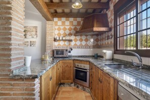 Fridge, microwave, oven, stovetop - Holiday Home 'Villa' with Private Pool, Wi-Fi and Air Conditioning (Conil de la Frontera)