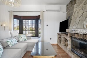 TV - Holiday Home 'Villa' with Private Pool, Wi-Fi and Air Conditioning (Conil de la Frontera)