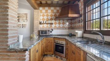 KĂŒhlschrank, Mikrowelle, Ofen, Herdplatte