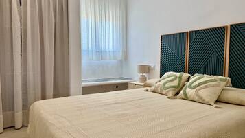 Een strijkplank/strijkijzer, wifi, beddengoed