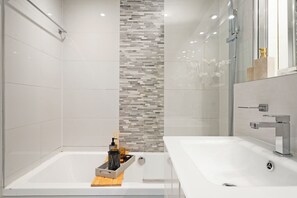 Towels - Savoy Court (London)