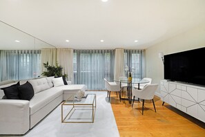 Living area - Savoy Court (London)