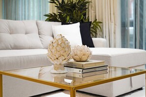 Living area - Savoy Court (London)