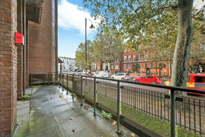 Exterior - Savoy Court (London)