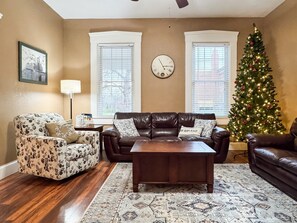 Living area - Aussie Cottage | Dog-friendly, Fire pit, Fenced yard (Washington)