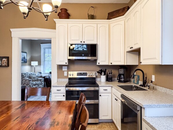 Private kitchen - Aussie Cottage | Dog-friendly, Fire pit, Fenced yard (Washington)