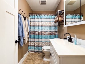 Douche, sèche-cheveux, serviettes fournies