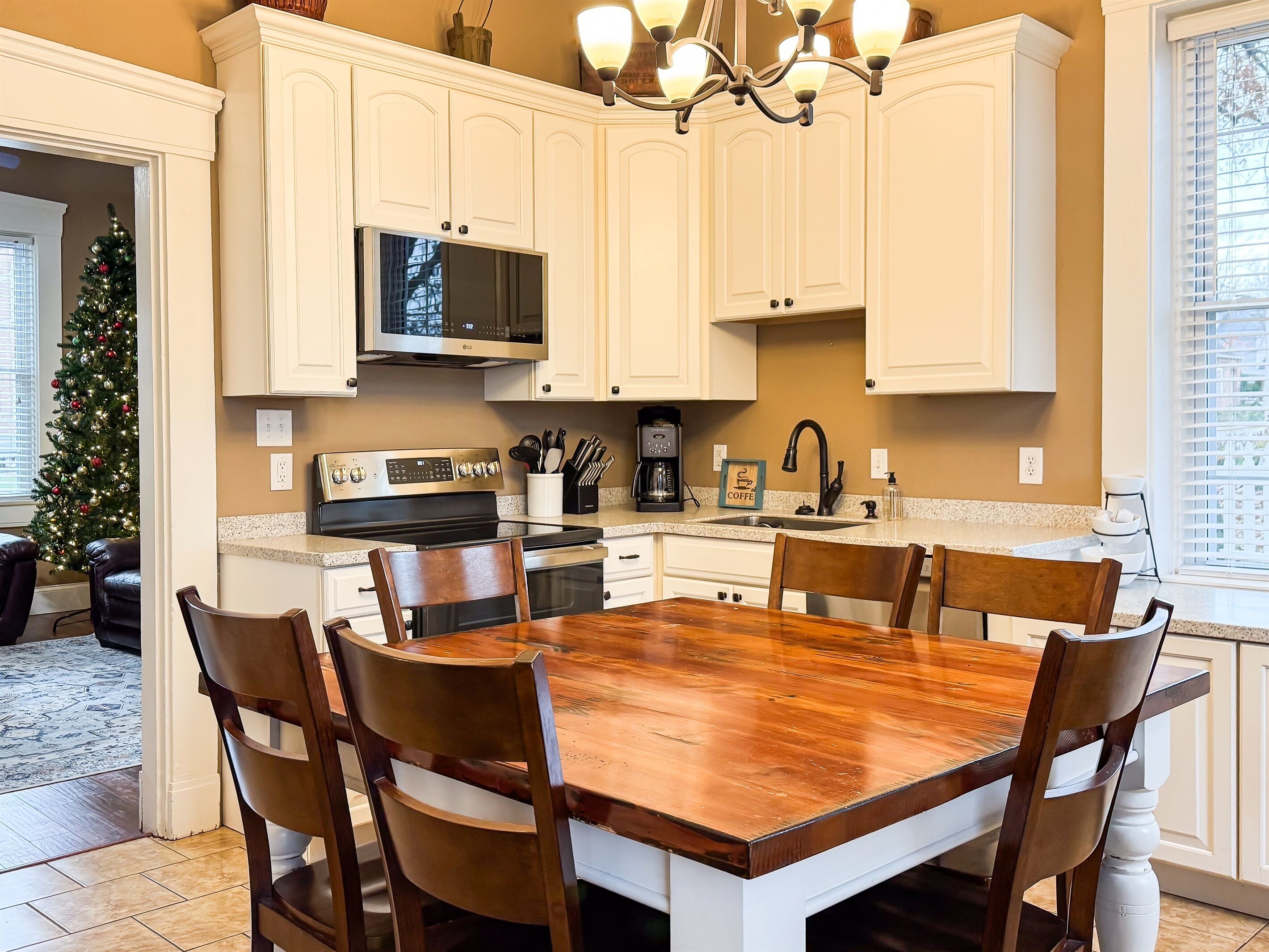 ثلاجة، ميكروويف، فرن، موقد طهي مسطح