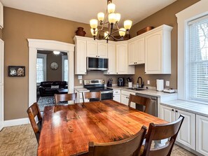 Fridge, microwave, oven, stovetop - Mini Aussie | Dog-friendly, Fire pit, Fenced yard (Washington)