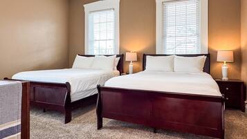 Een bureau, een strijkplank/strijkijzer, reisbedje, gratis wifi